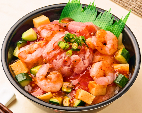 まぐろぶつ/サーモン切り落とし/きゅうり/玉子ブツ/ボイルえび/ねぎとろ/旨辛のタレまたは塩タレ(お選びいただけます)