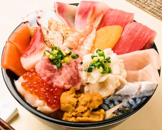 サーモン/ブリ/タコ/ビントロ/まぐろ/〆さば/ホッキ貝/数の子/ねぎとろ/縁側/開きエビ/炙りノドグロ/生ホタテ/いくら/ウニ