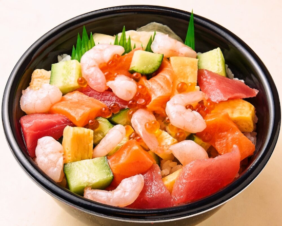 まぐろぶつ/生サーモンぶつ/きゅうり/玉子ブツ/ボイルエビ/いくら