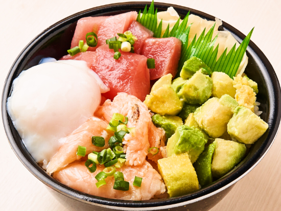 まぐろぶつ/アボカド/サーモン切り落とし/温玉/ポキのタレ(別添え)