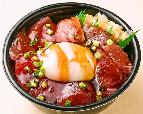 まぐろぶつ(焼肉タレ)/温玉